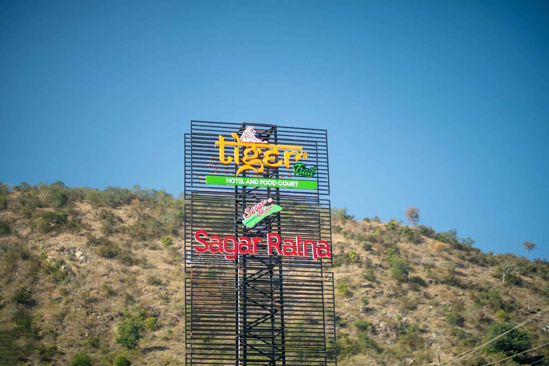 Tiger'S Trail Hotel & Food Court クンバルガル エクステリア 写真