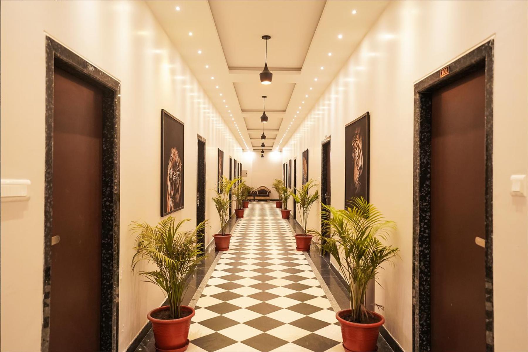 Tiger'S Trail Hotel & Food Court クンバルガル エクステリア 写真